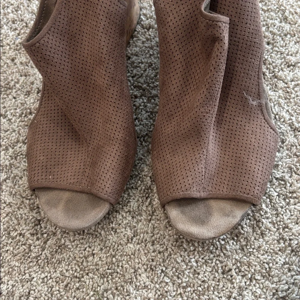 👟 3/$10 - Life Stride Brown Peep-Toe Wedges